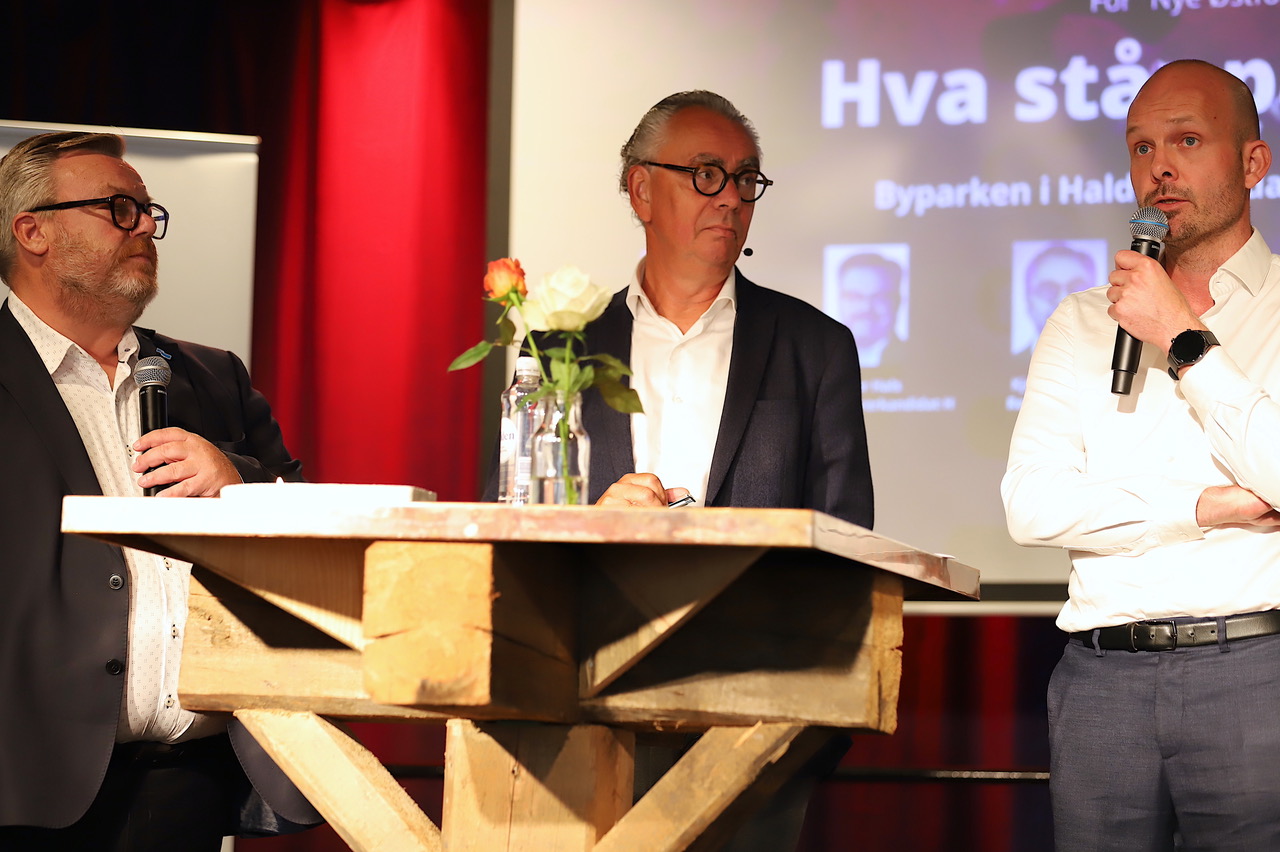 Kjell Werner, redaktør i ANB og politisk kommentator var debattleder, her i samtale med fylkesordførerkandidatene Thor Hals (Høyre).  Og Sindre Martinsen-Evje (Ap). 