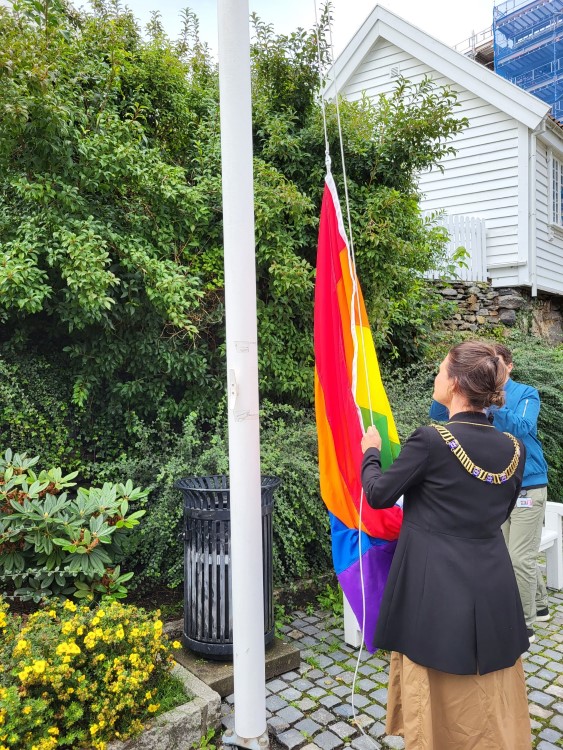 Ordfører Kari Nessa Nordtun heiser prideflagget ved Stavanger Rådhus