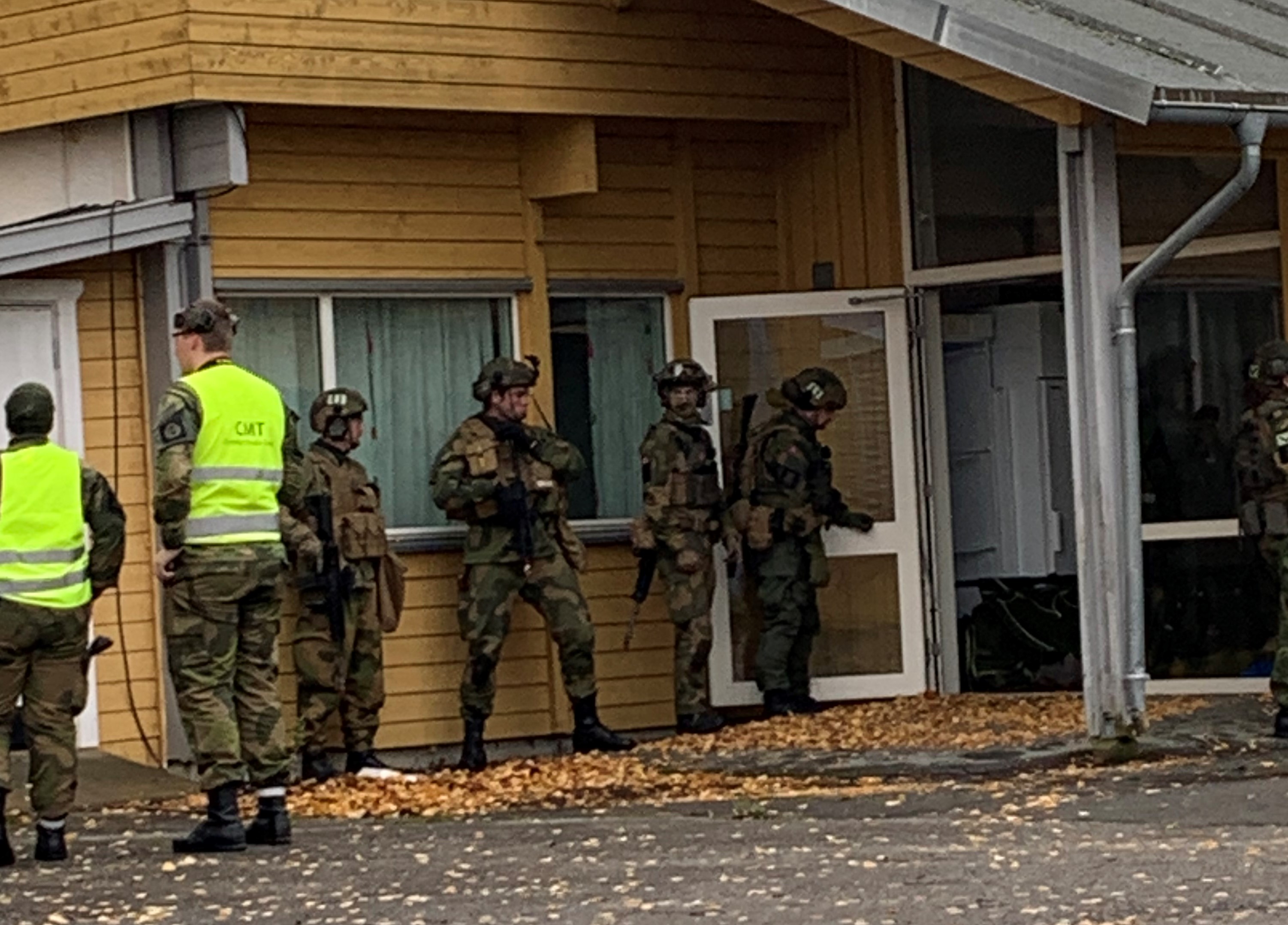 Soldater inntar skolen.jpg